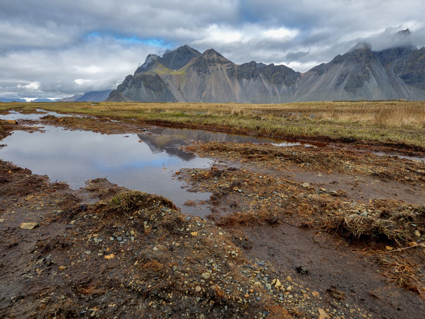 Вода у гор под пасмурным небом Исландии