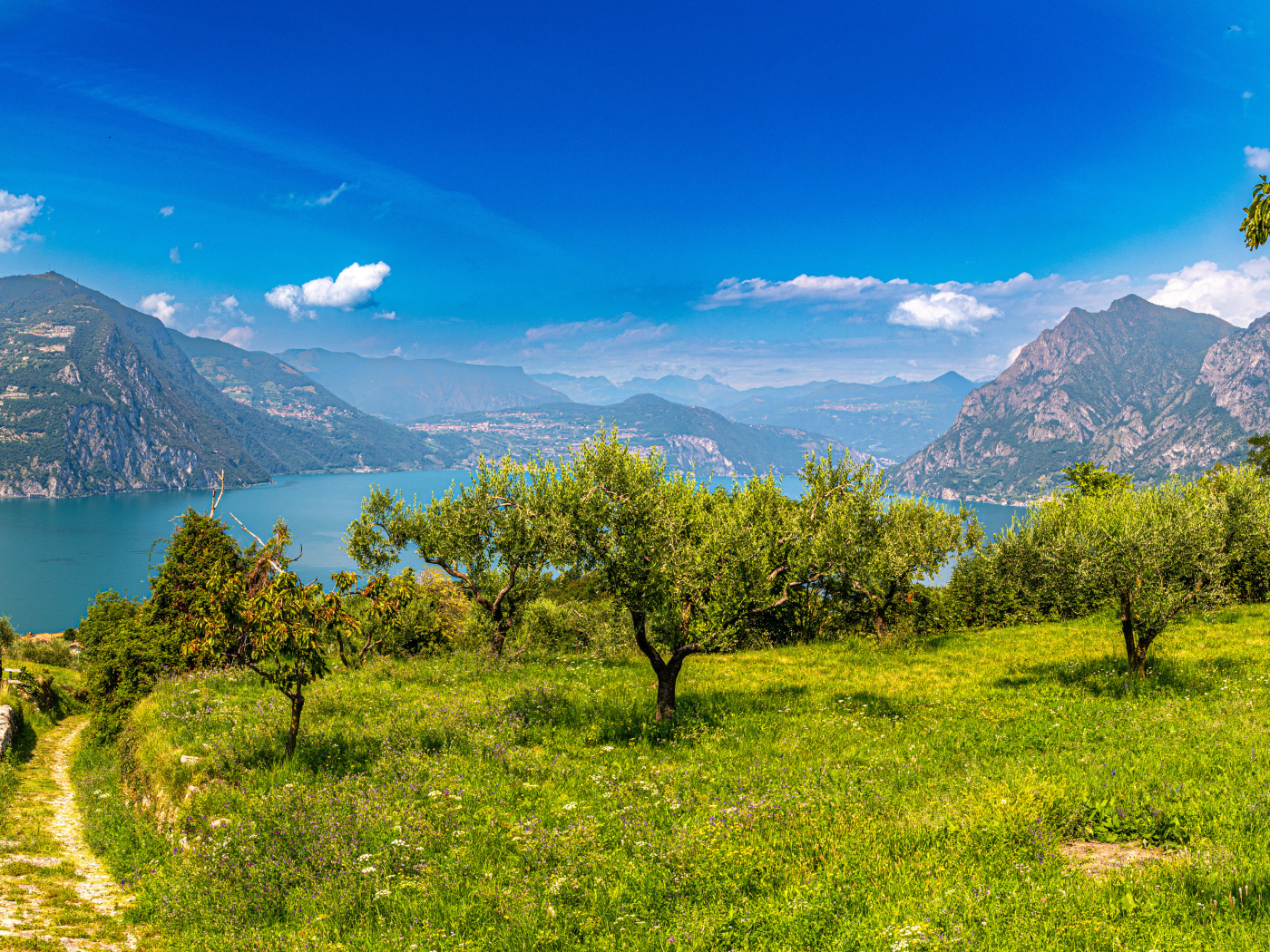 Красивый горный пейзаж у озера, Италия