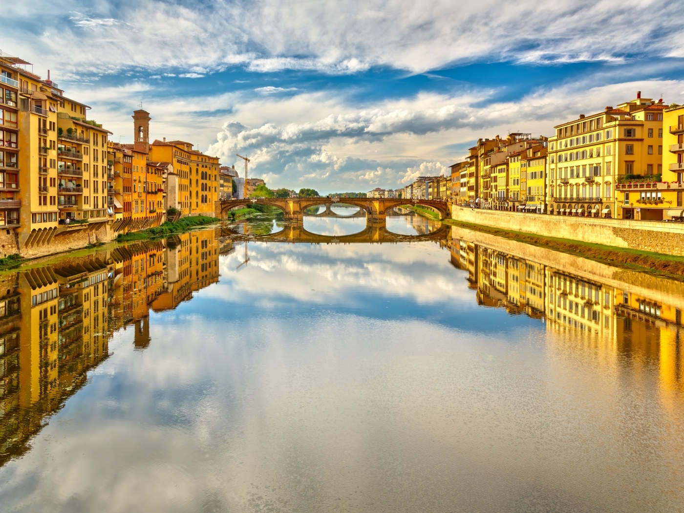 Красивый вид на дома у водного канала в городе Флоренция, Италия