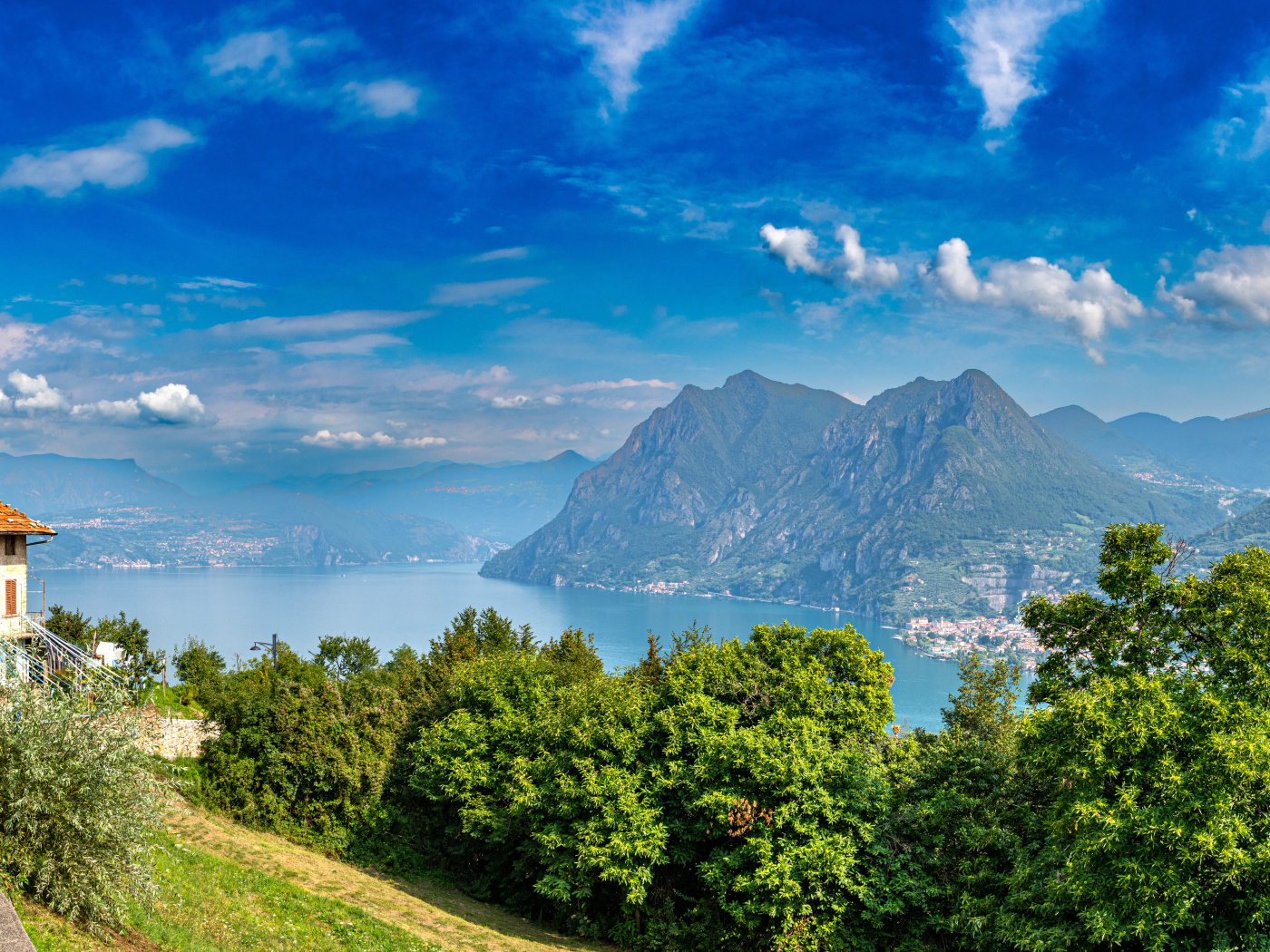 Красивый вид на озеро и горы под голубым небом, Италия