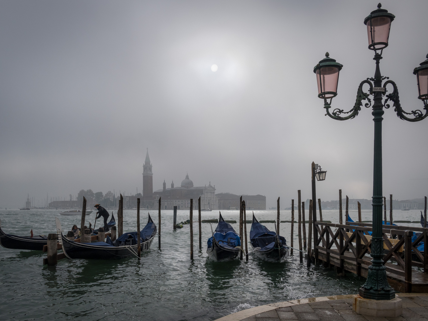 Лодки у причала в городе Венеция, Италия