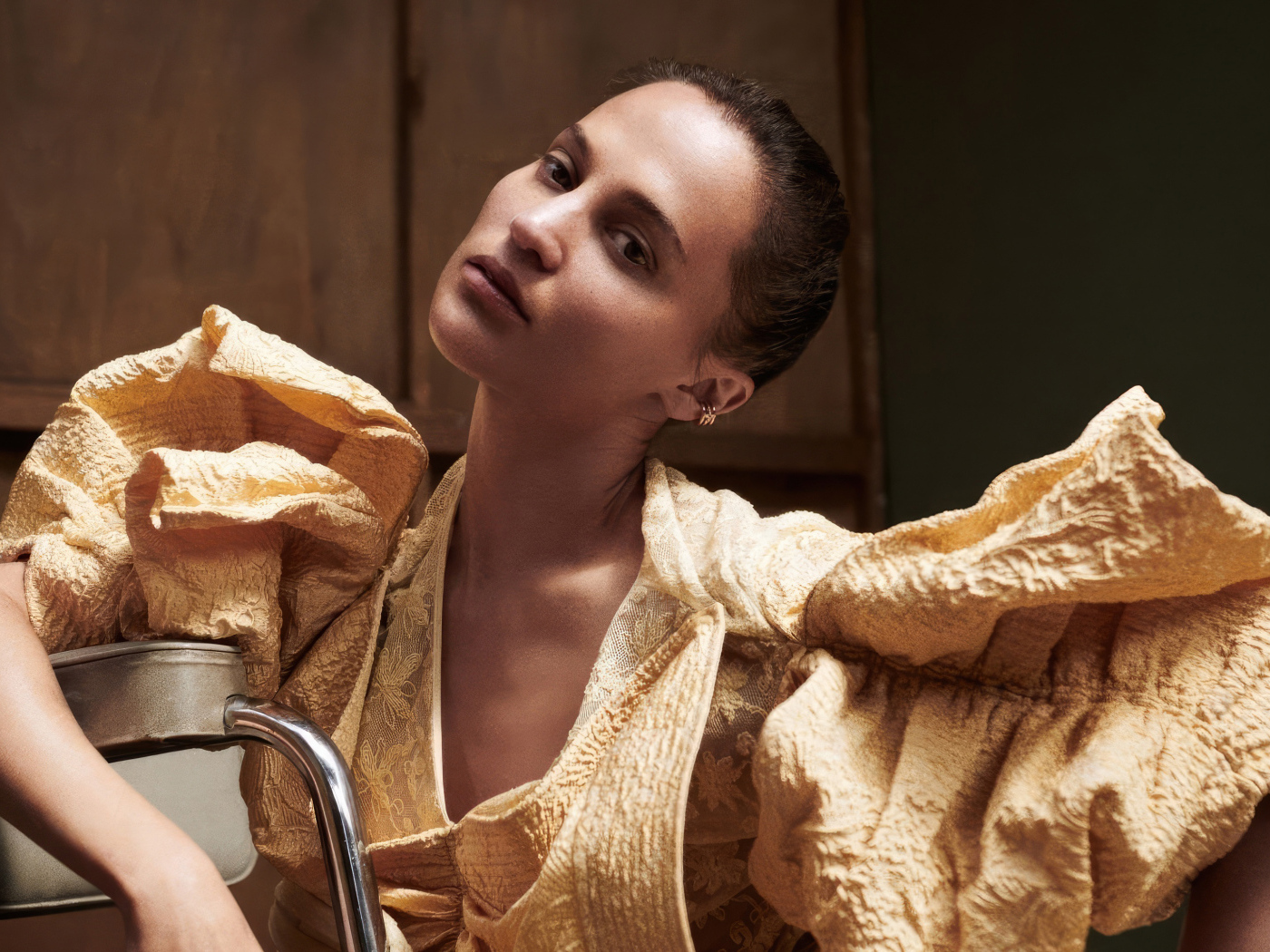 Актриса Алисия Викандер в необычном платье