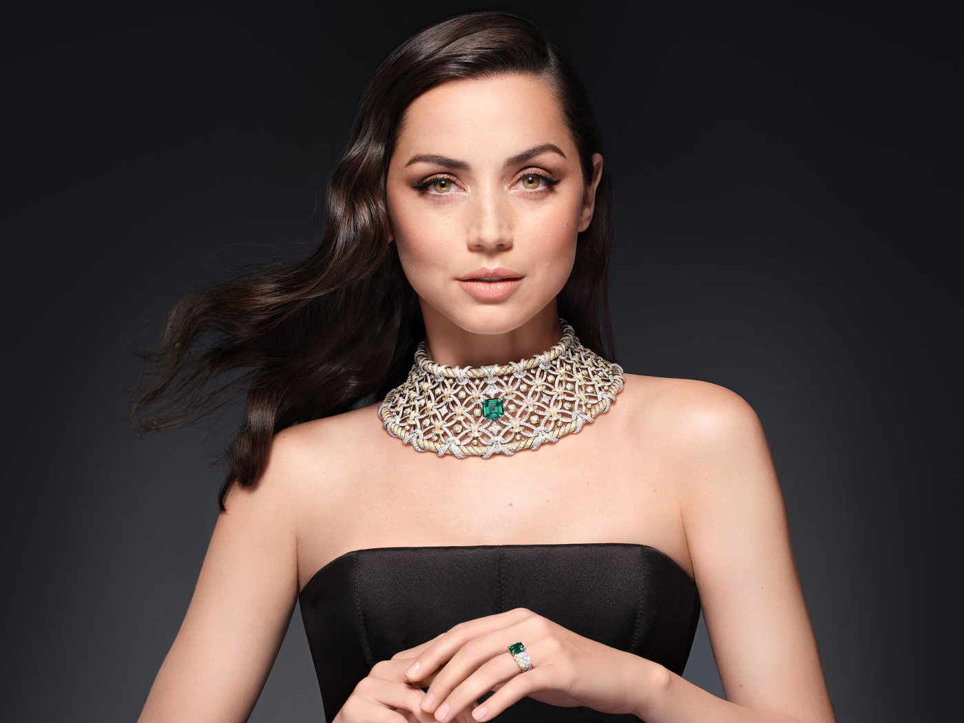 Актриса Ана де Армас с дорогим украшением на шее