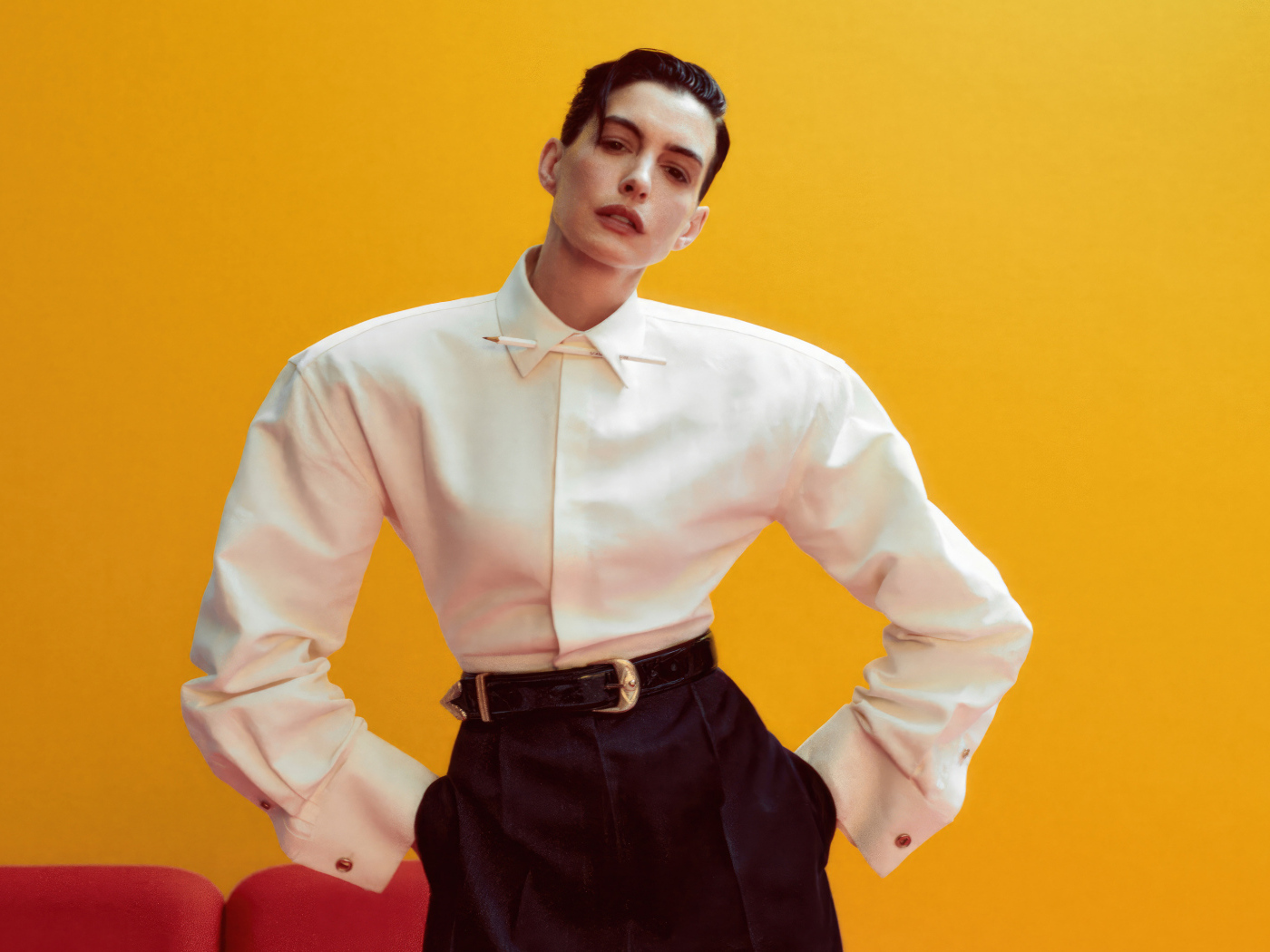 Актриса Энн Хэтэуэй в белой рубашке на желтом фоне