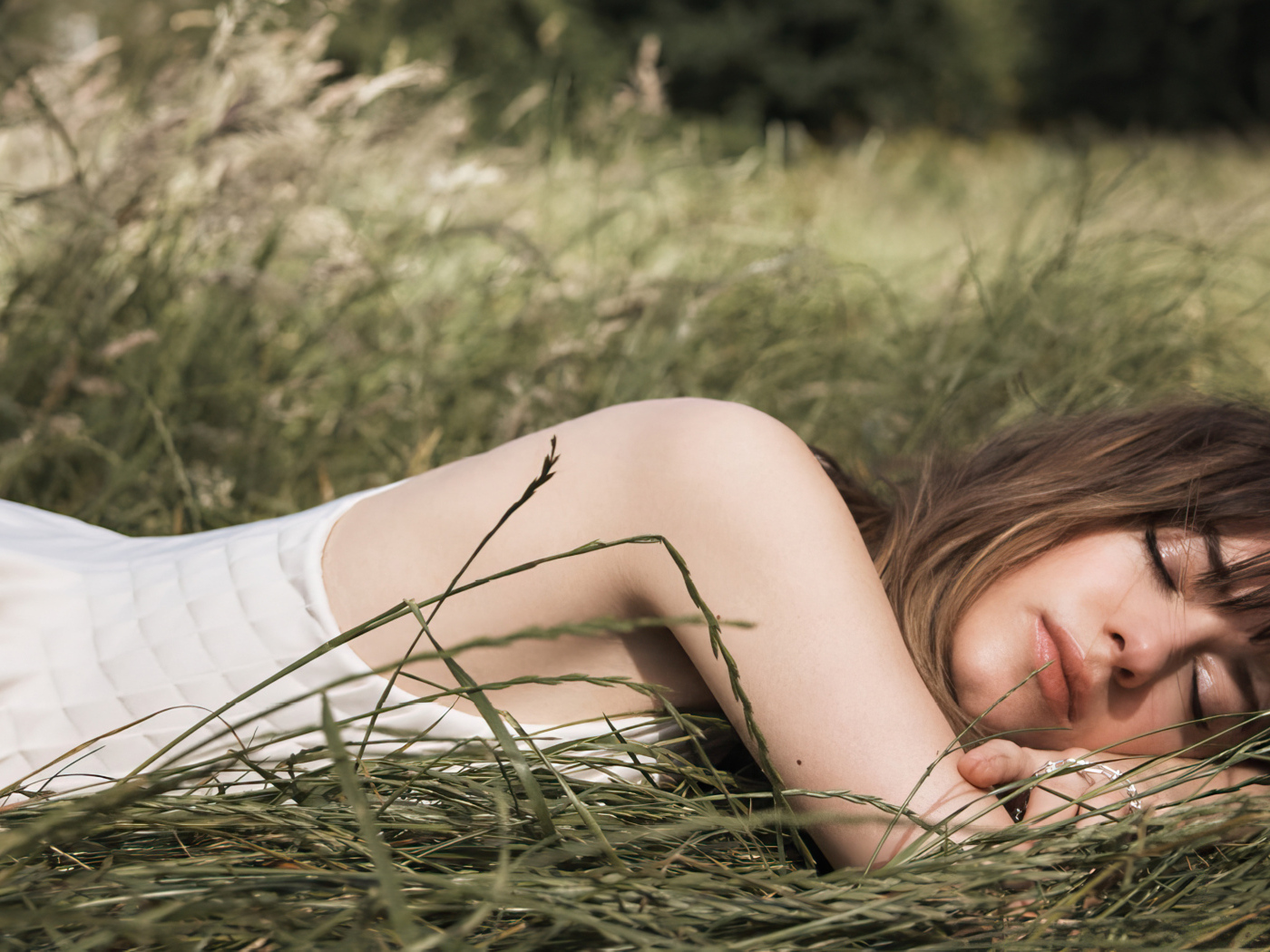Актриса Дейзи Эдгар-Джонс лежит в зеленой траве