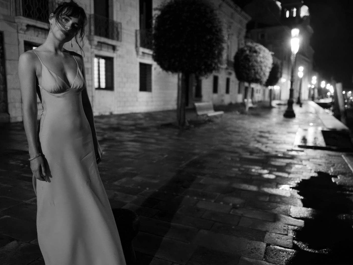 Актриса Дакота Джонсон в платье на улице вечером