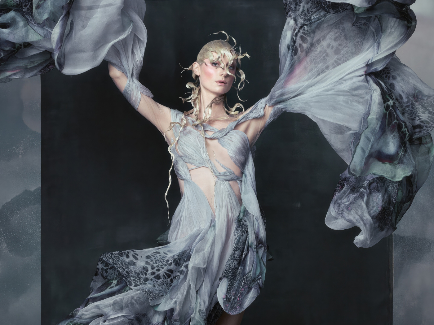 Актриса Элизабет Дебики в красивом сером платье