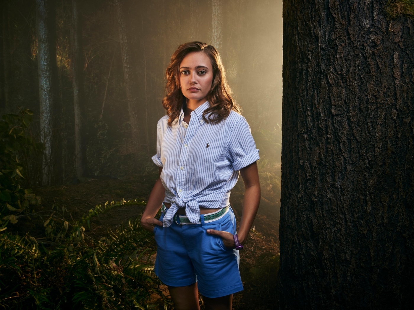Актриса Элла Пернелл в лесу