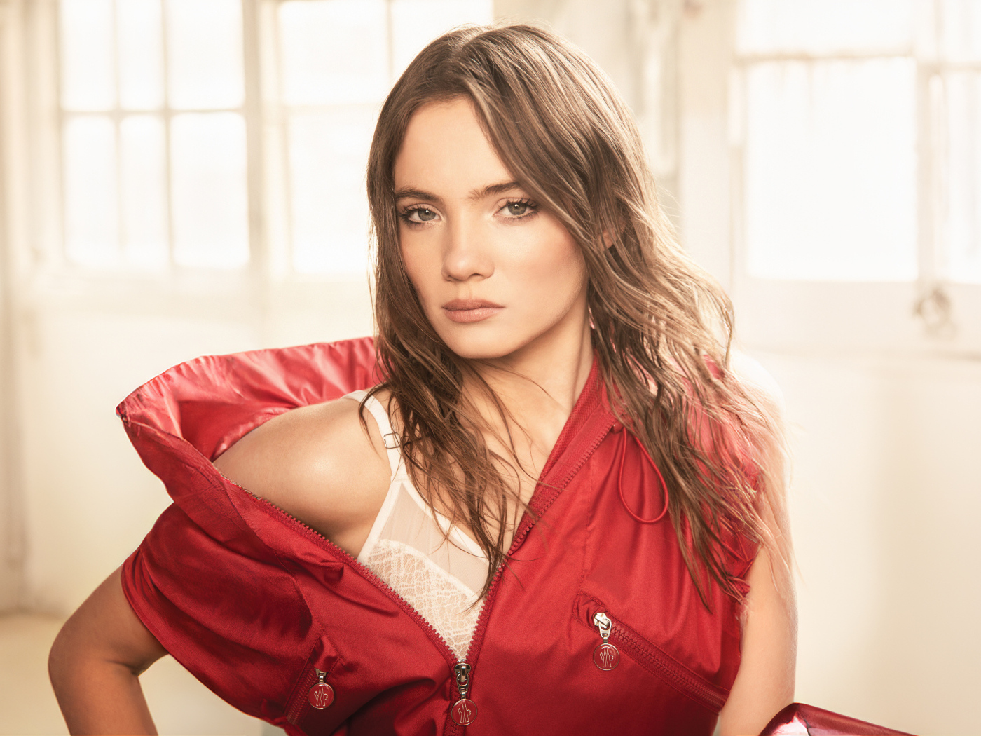 Актриса Фрейя Аллан в красной жилетке