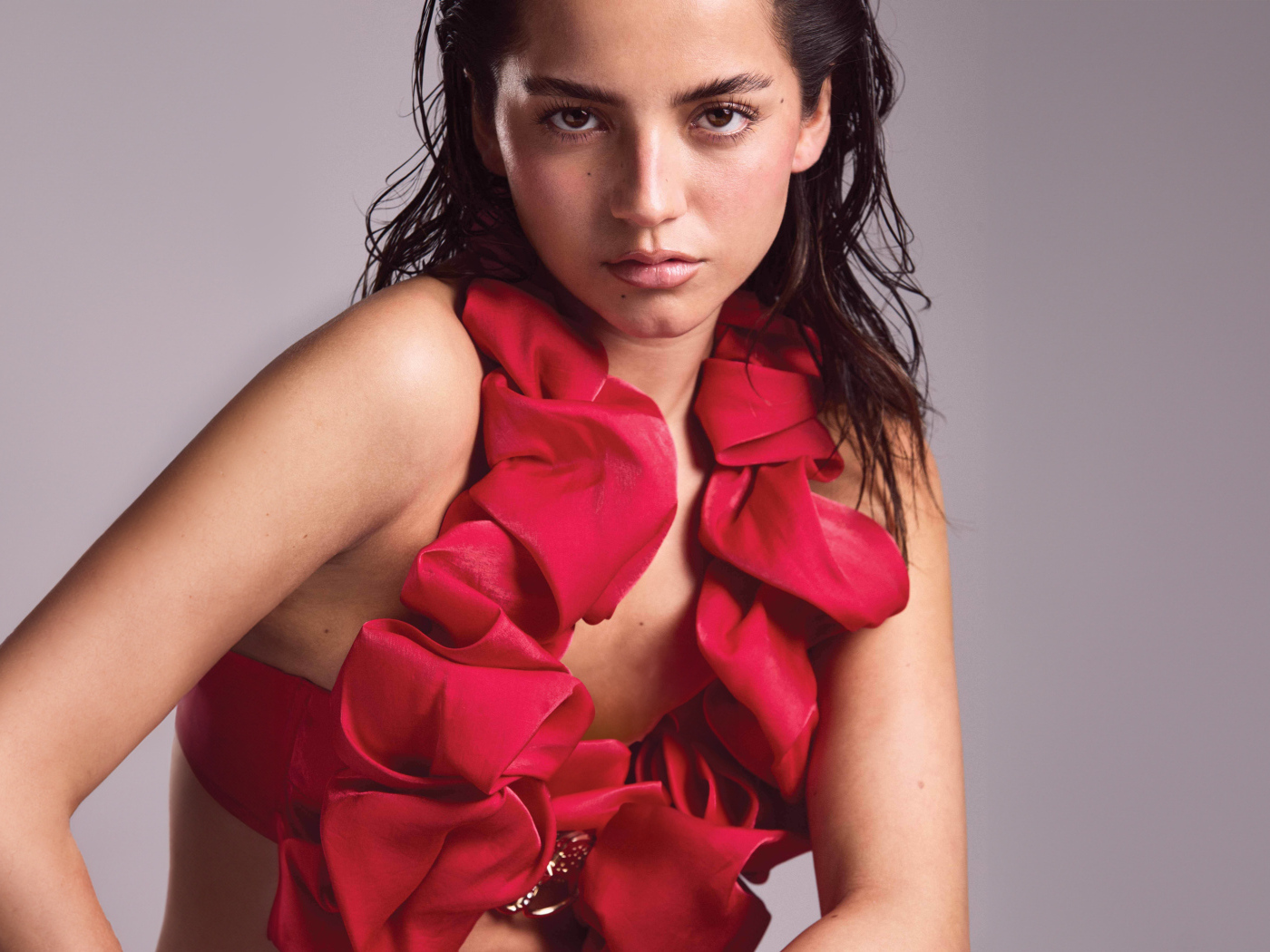 Актриса Изабела Мерсед в красном купальнике