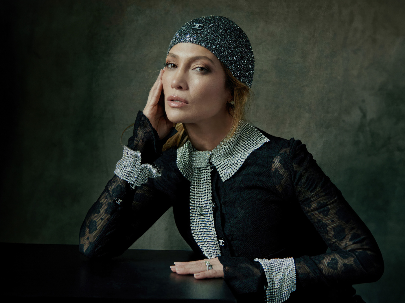 Актриса Дженнифер Лопес в блестящей шапке