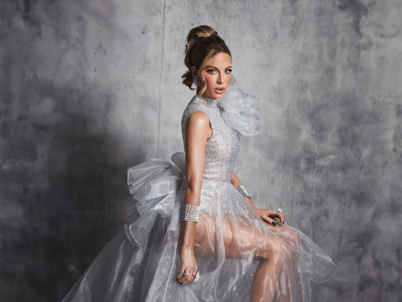 Актриса Кейт Бекинсейл в платье на сером фоне