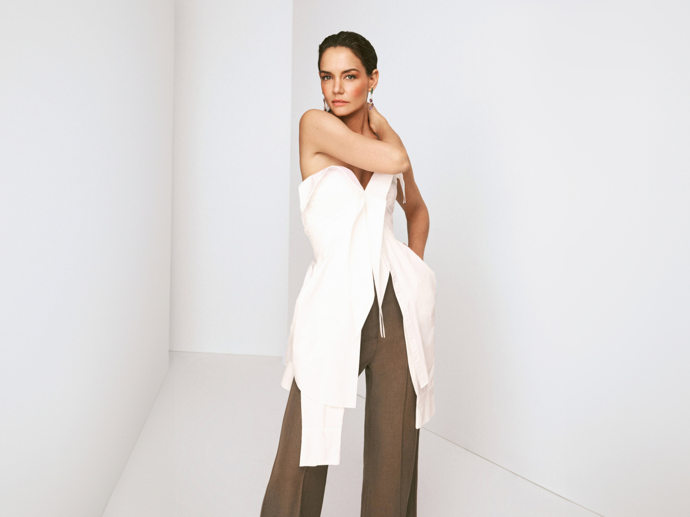 Актриса Кэти Холмс на сером фоне