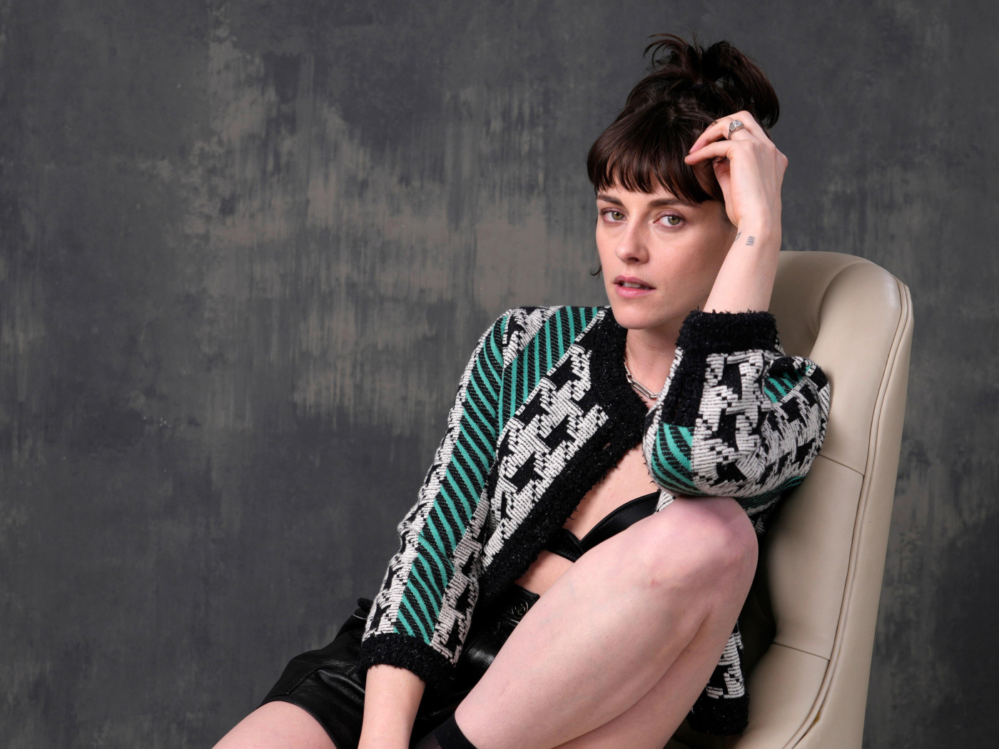 Актриса Кристен Стюарт позирует для фото