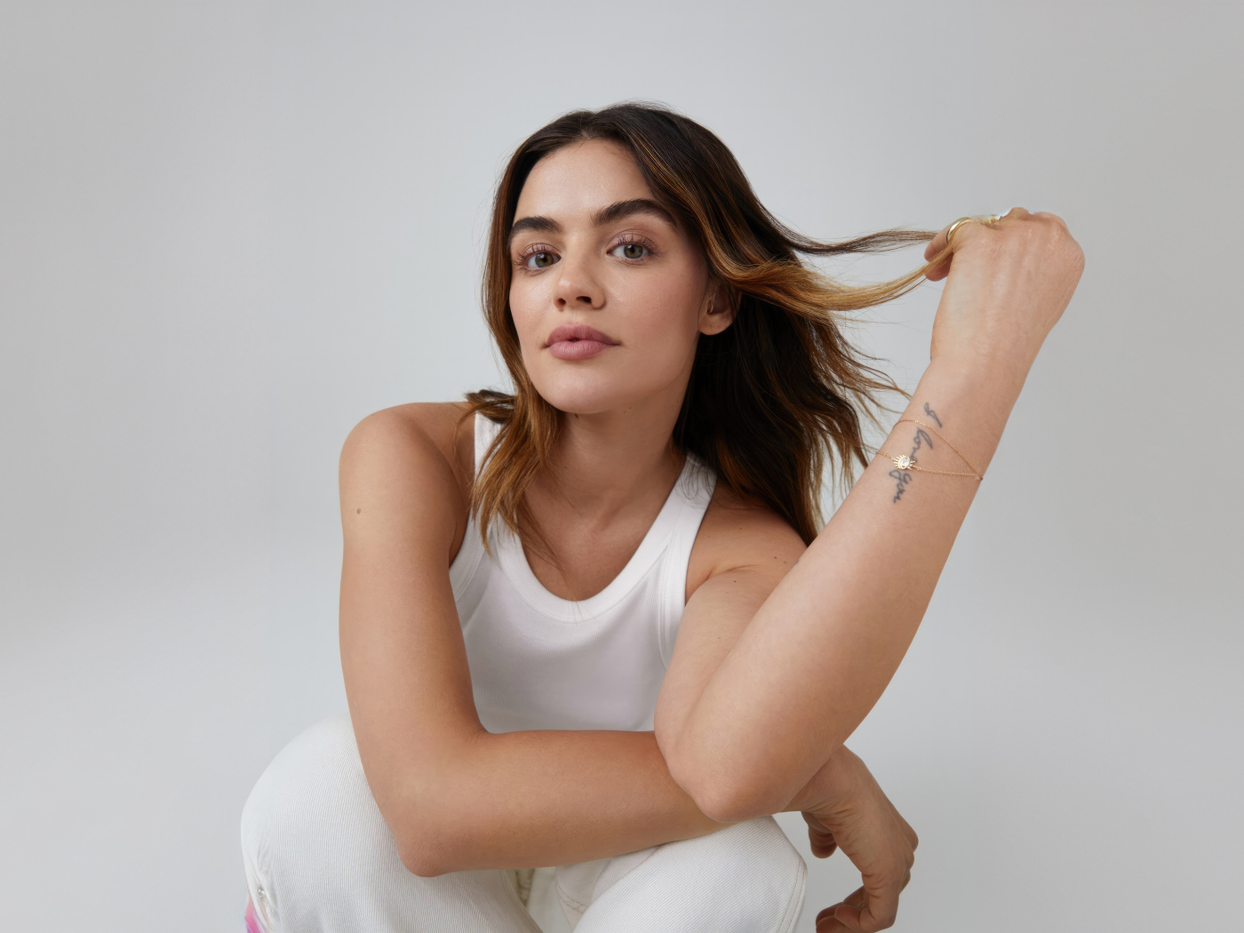 Актриса Люси Хейл на сером фоне