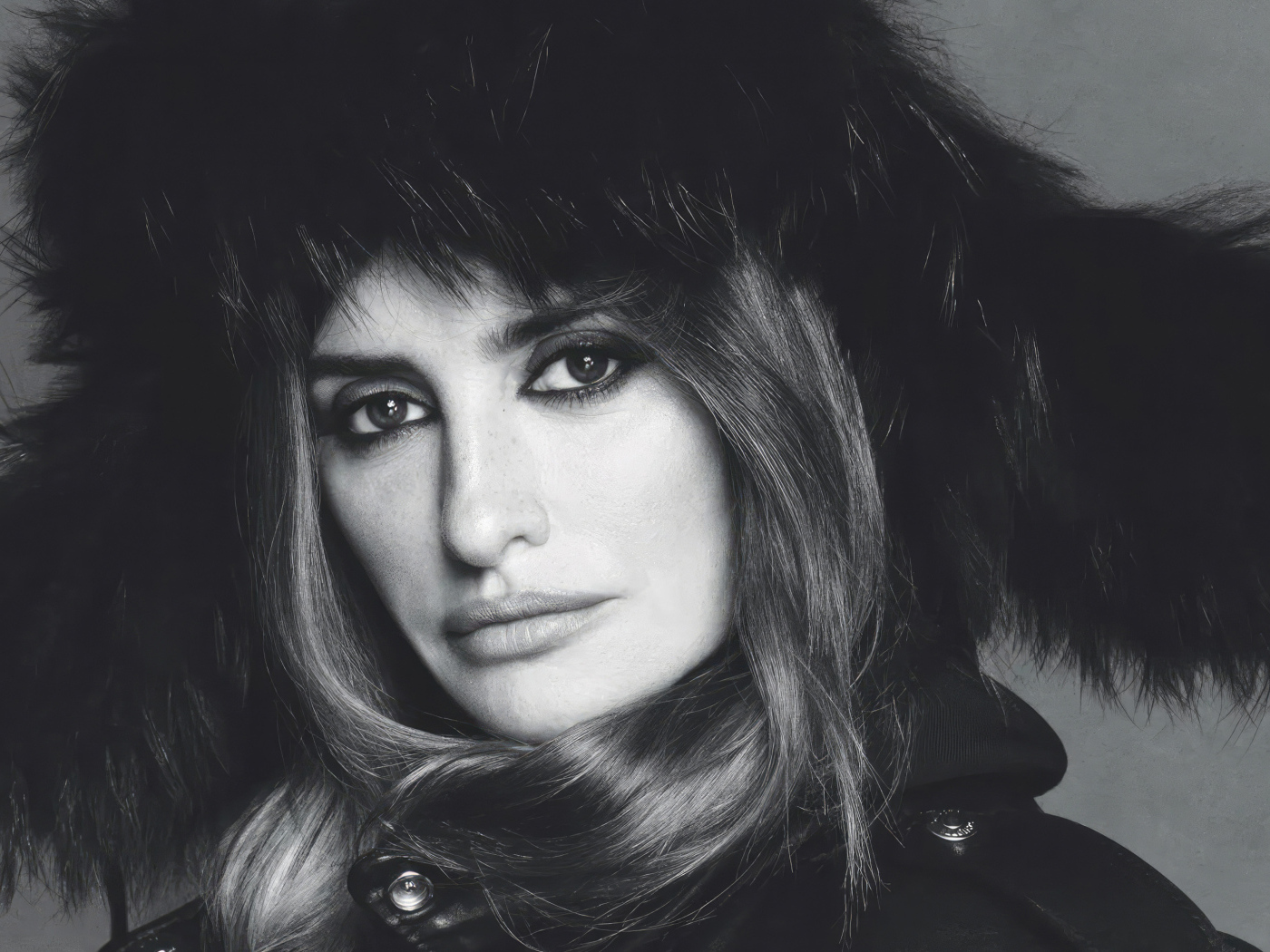 Актриса Пенелопа Крус в меховой шапке