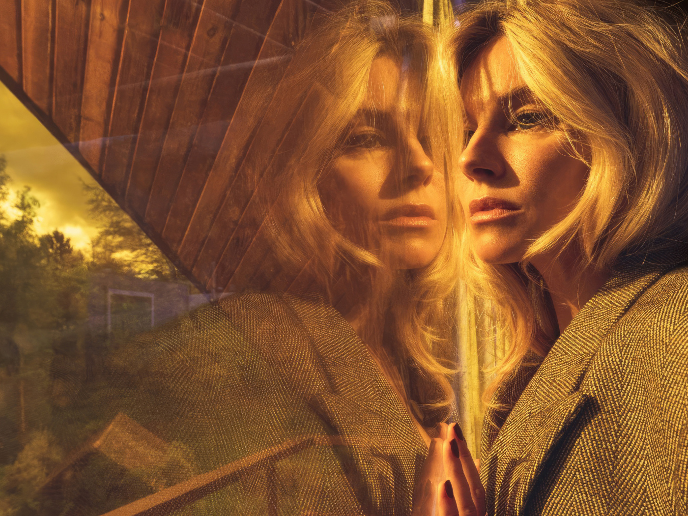 Актриса Сиенна Миллер отражает в окне