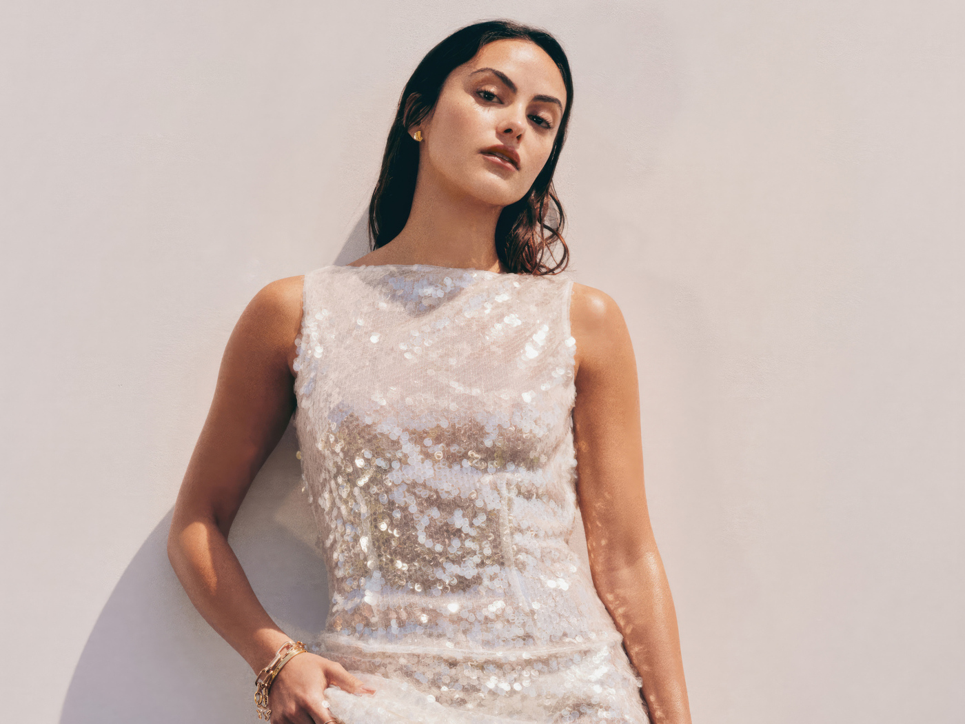 Американская актриса Камила Мендес в блестящем платье