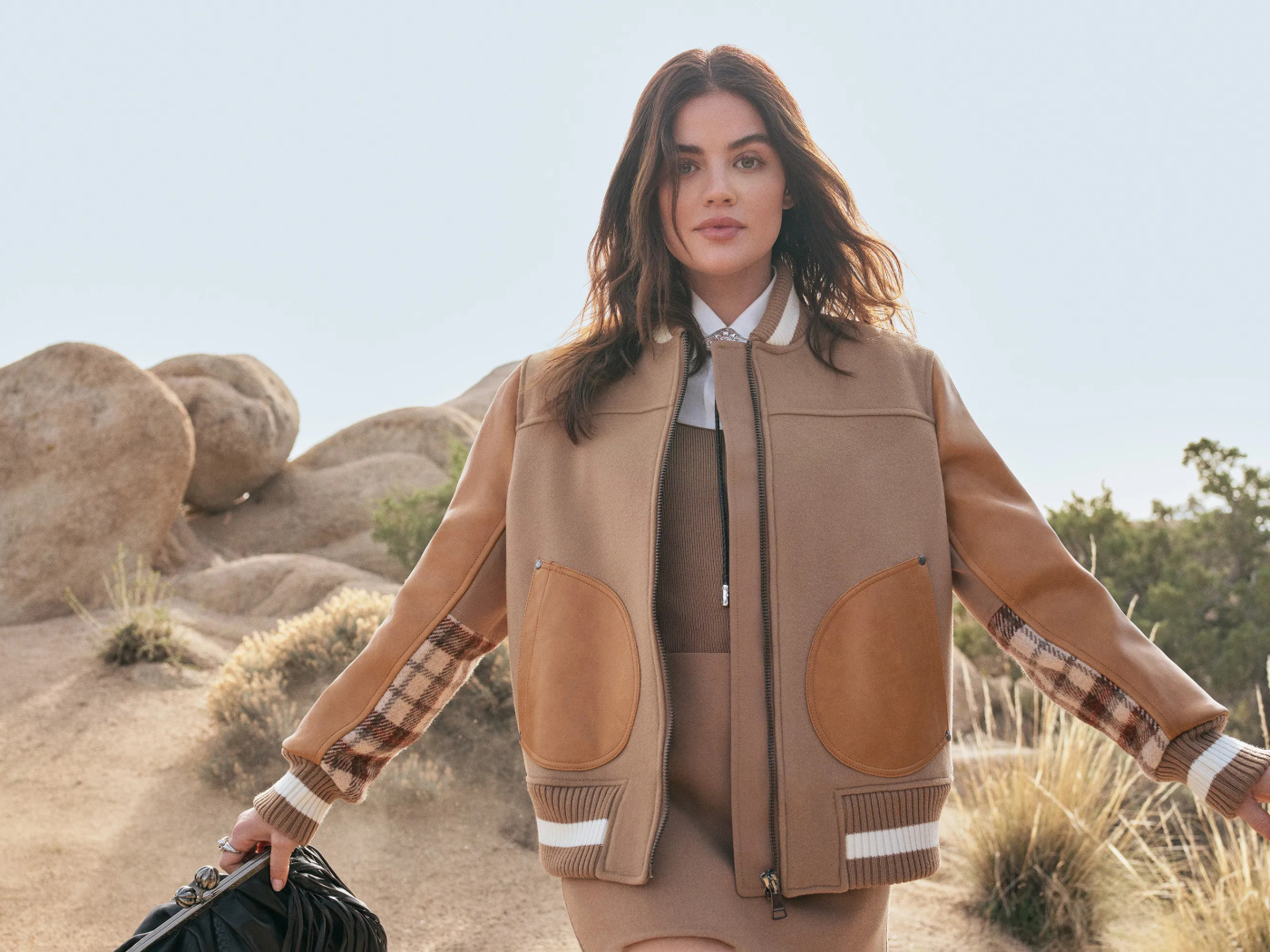 Американская актриса Люси Хейл у камней