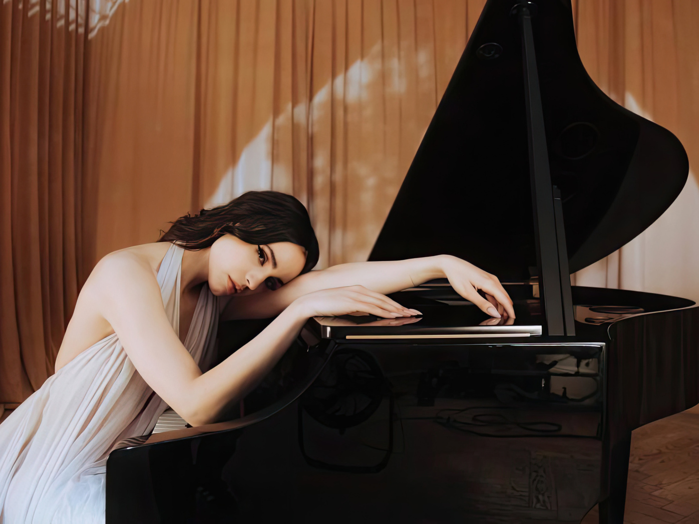 Американская актриса София Карсон с роялем