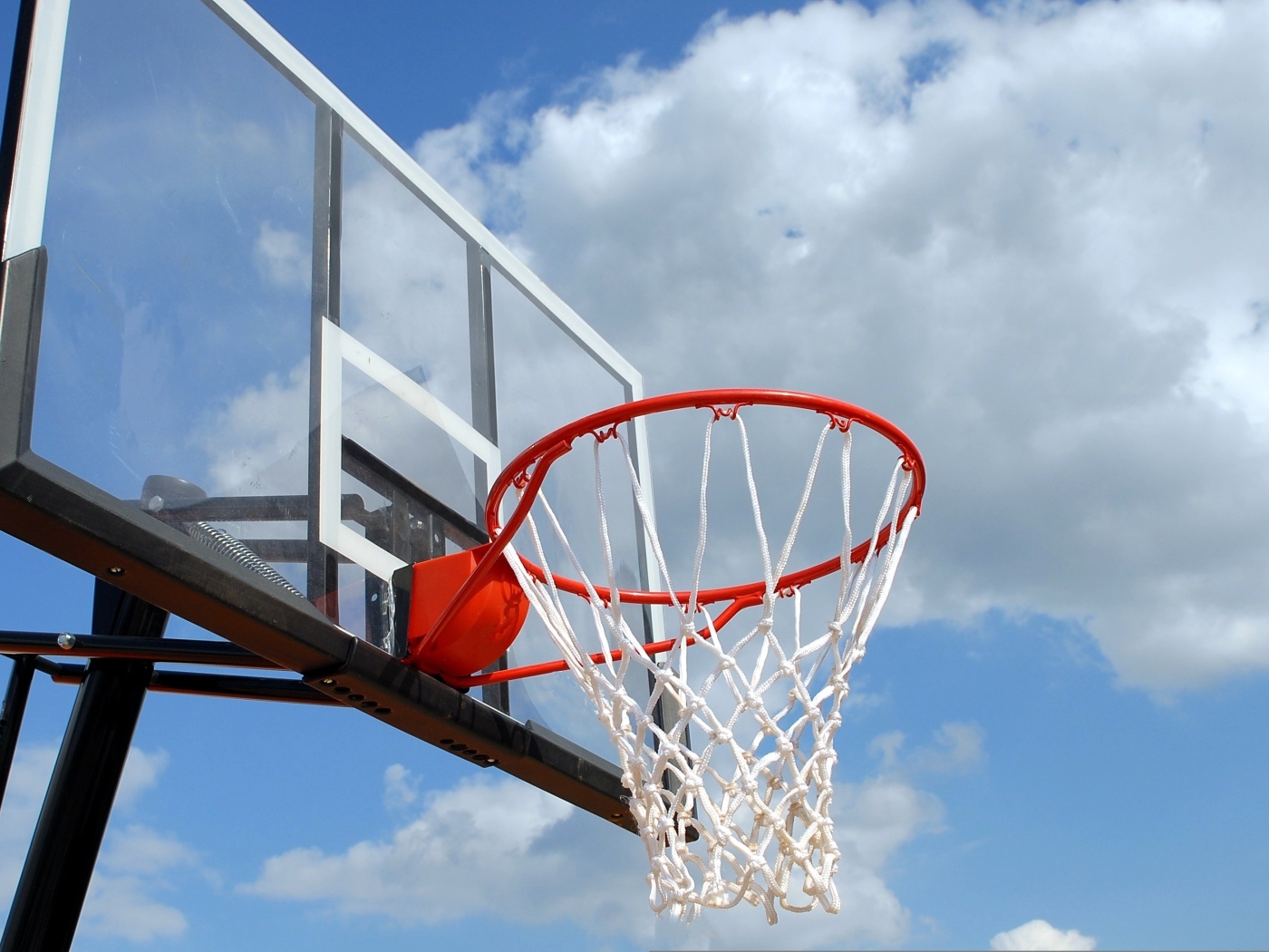 Баскетбольное кольцо на фоне белых облаков
