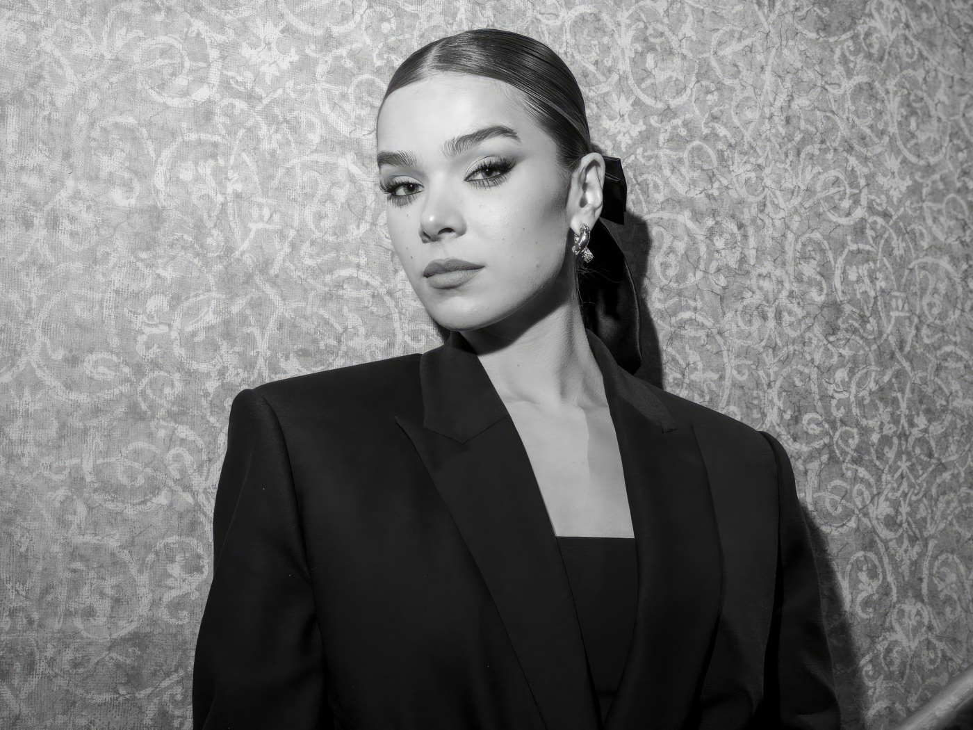 Красивая американская актриса Хейли Стейнфилд в черном костюме