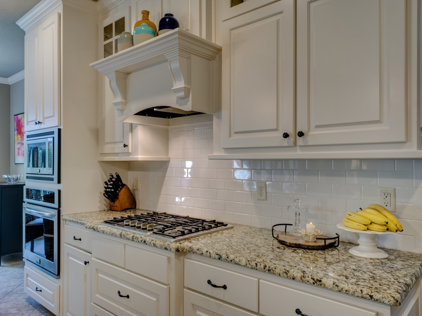 Красивый белый кухонный гарнитур 