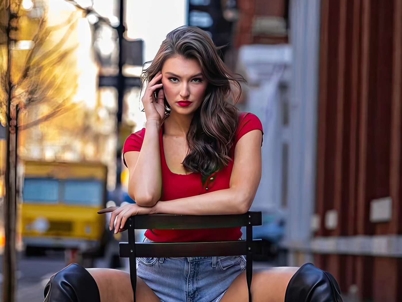 Яркая девушка Рейчел Пиццолато сидит на стуле