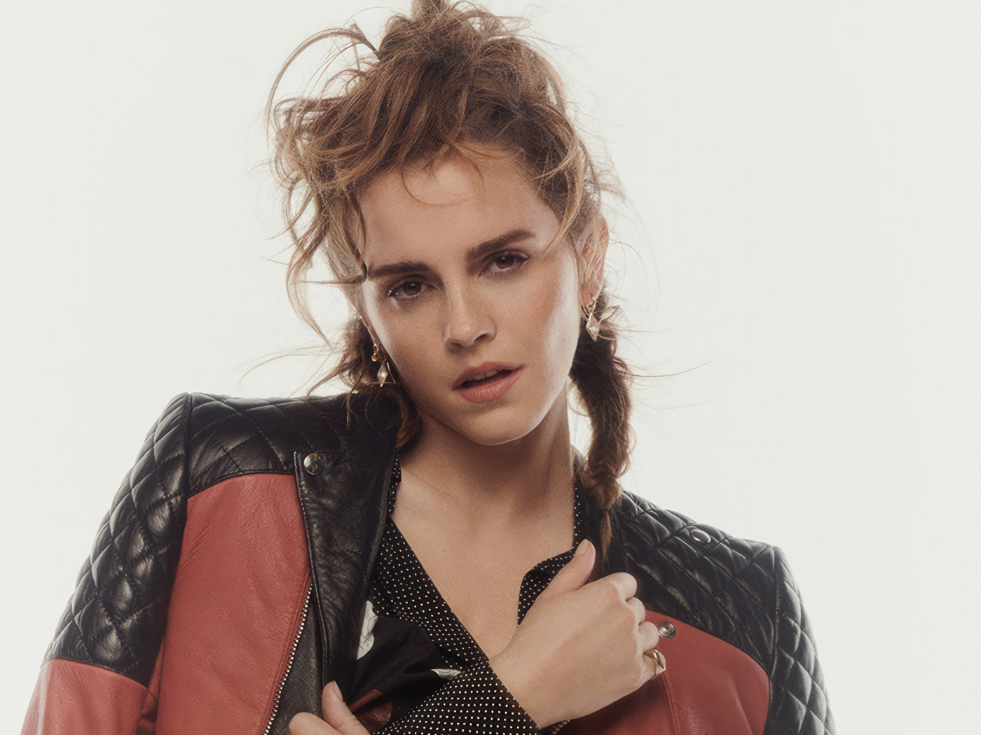 Кареглазая актриса Эмма Уотсон в куртке