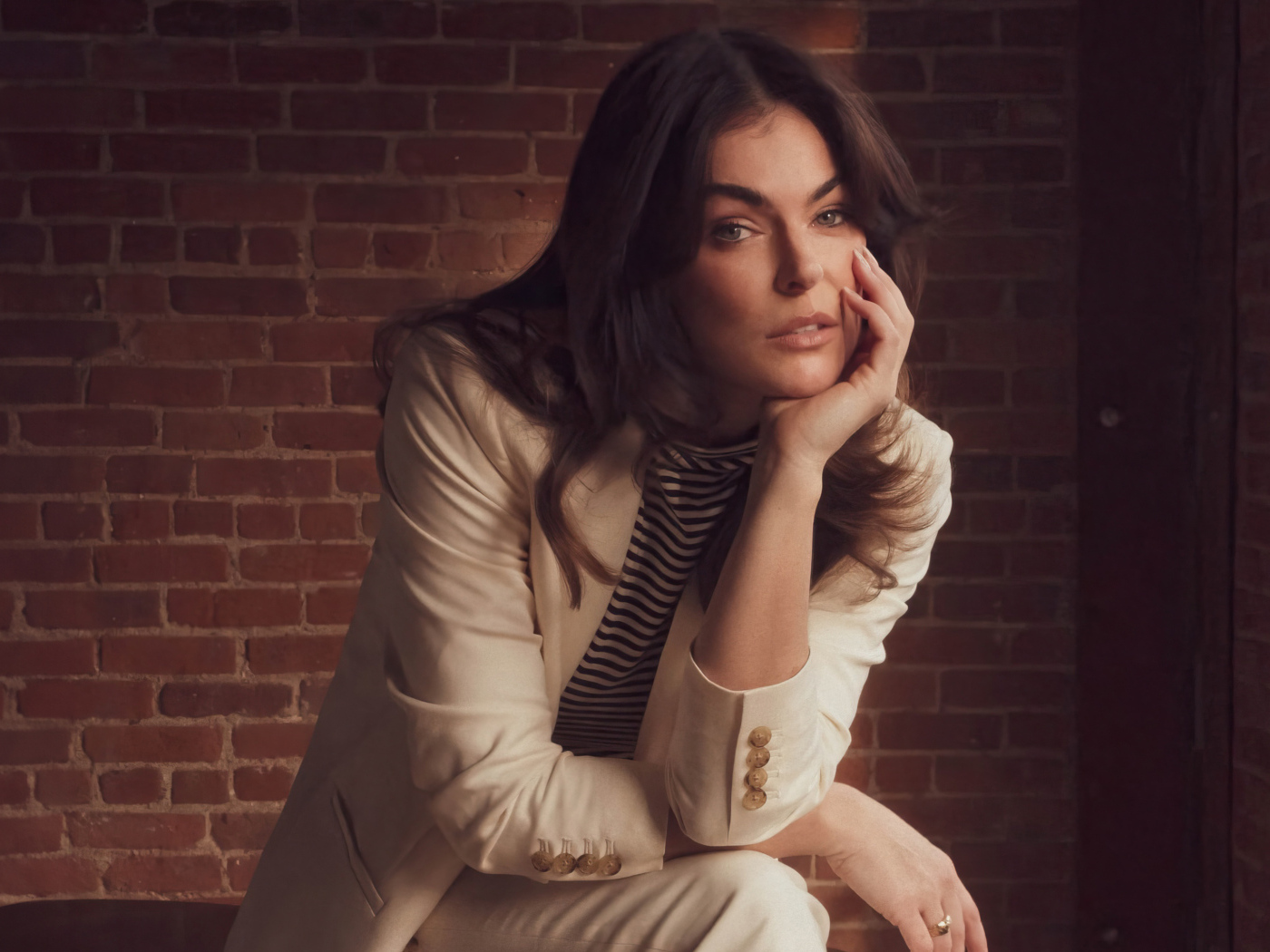 Канадская актриса Серинда Суон в белом костюме