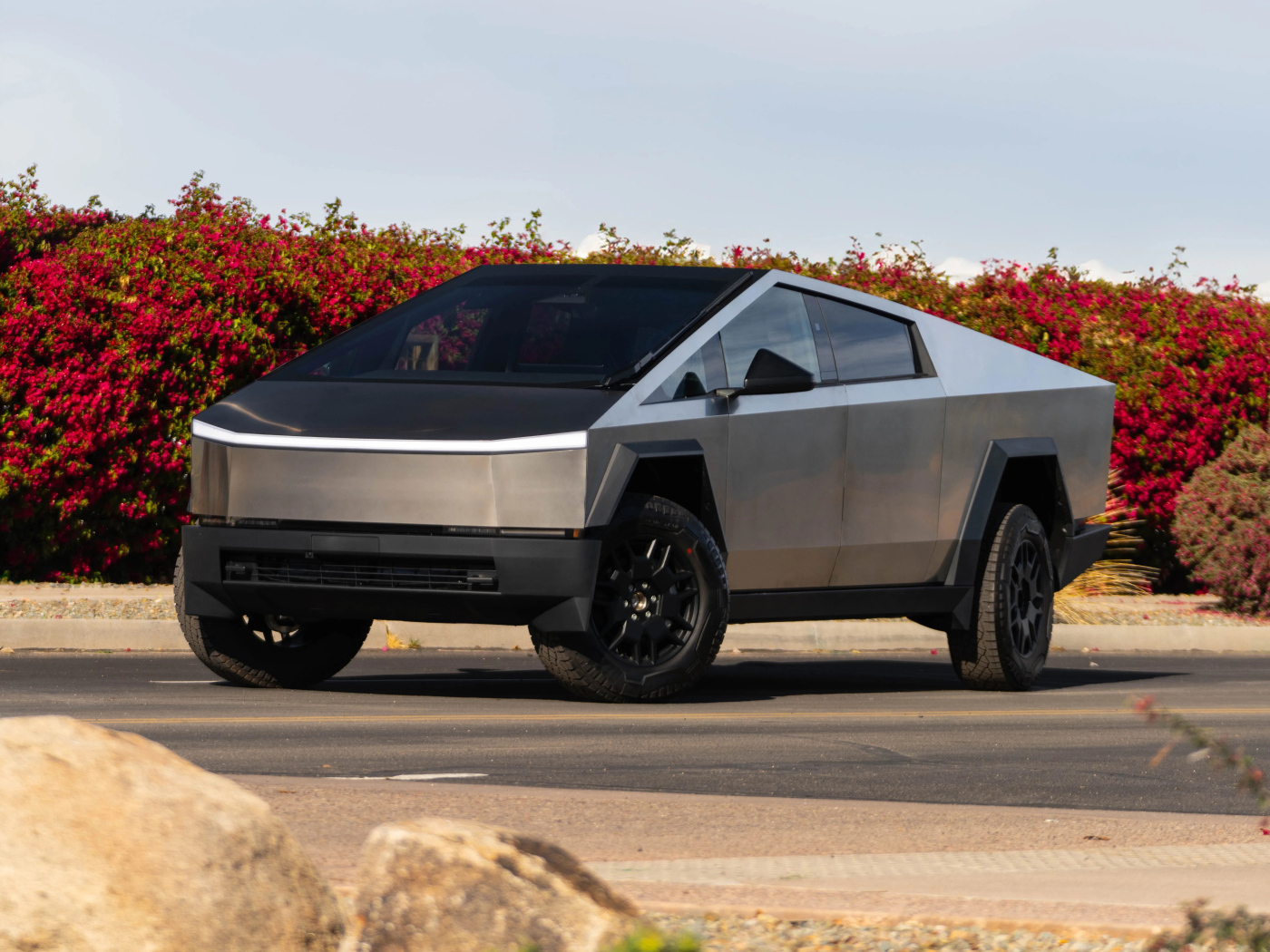 Футуристический серебристый автомобиль Tesla Cybertruck 2024  года