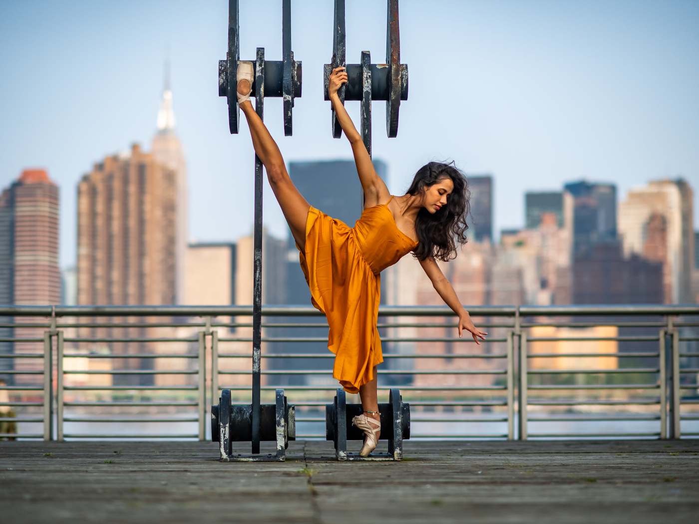 Девушка балерина на фоне города