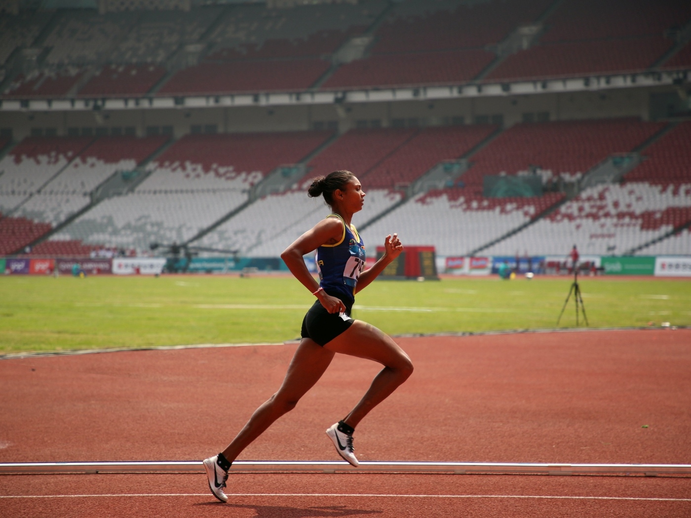 Девушка бегун на стадионе