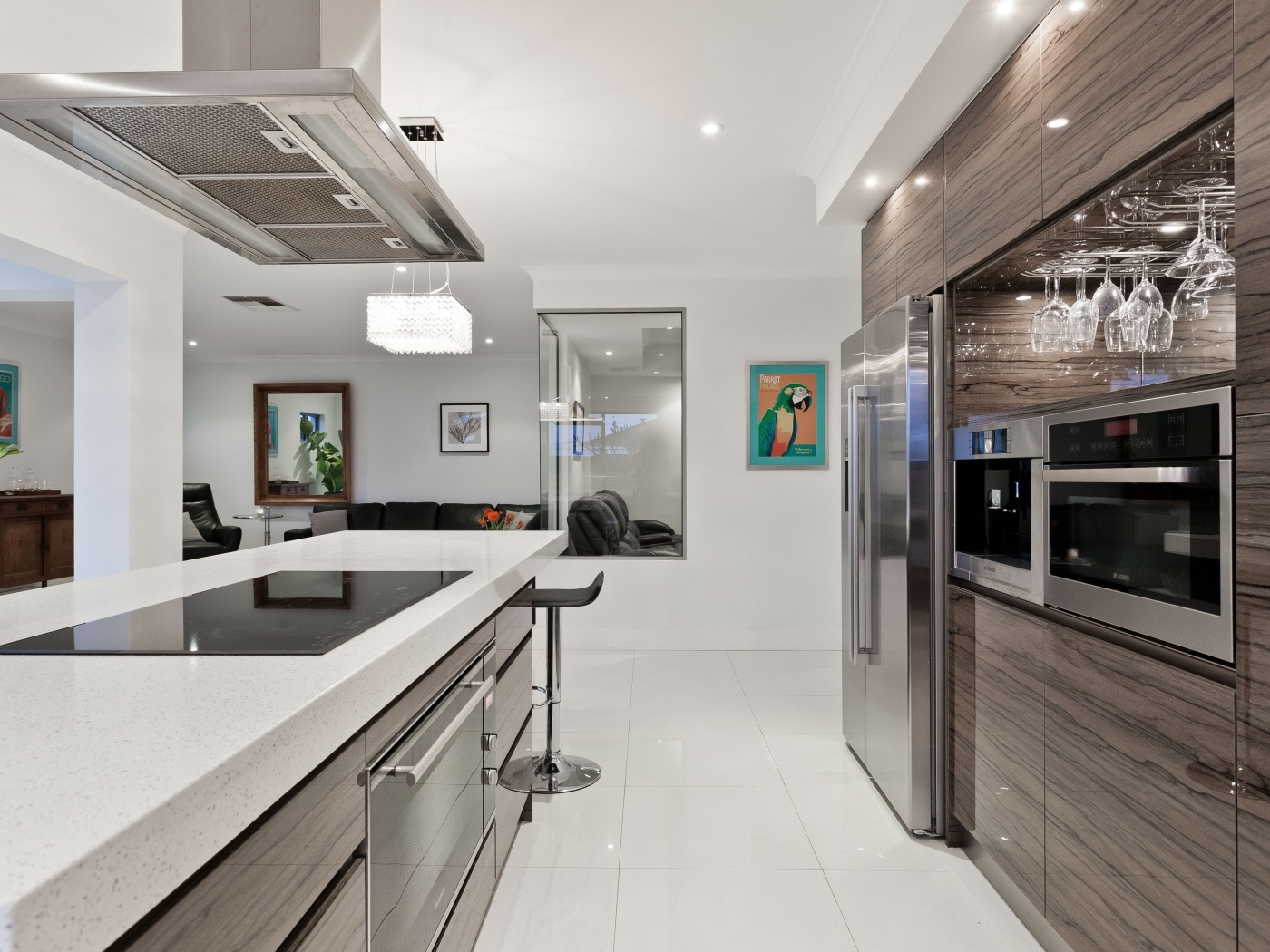 Большая кухня с мебелью и картинами на стене