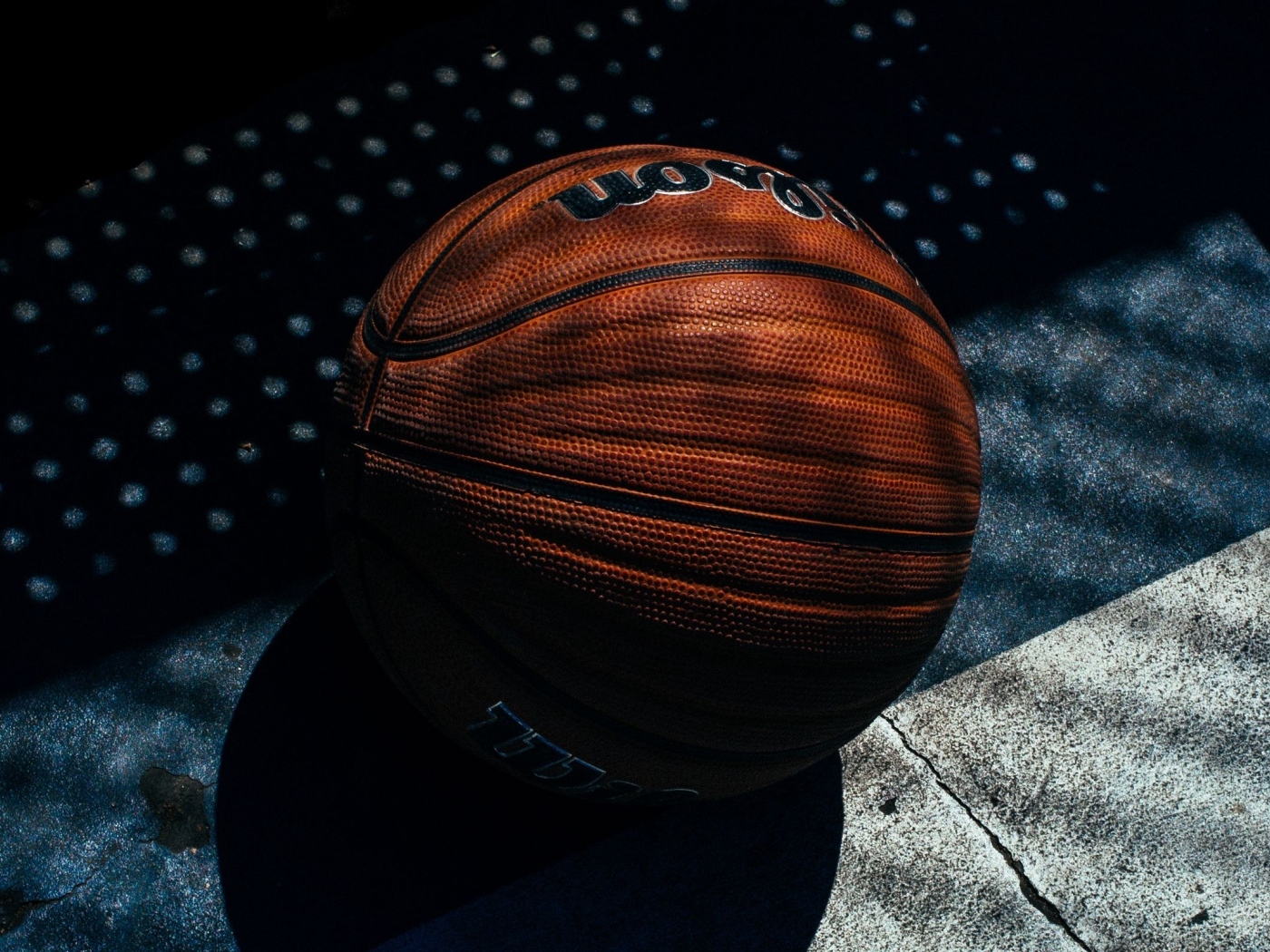 Большой кожаный баскетбольный мяч