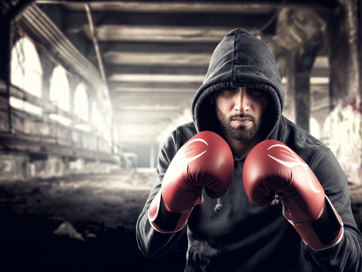 Мужчина с красных боксерских перчатках