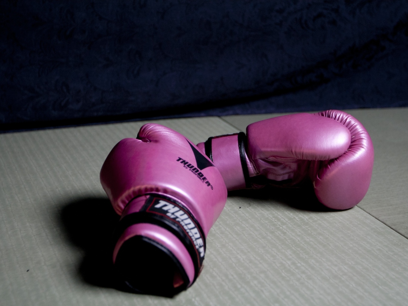 Розовые боксерские перчатки на столе 