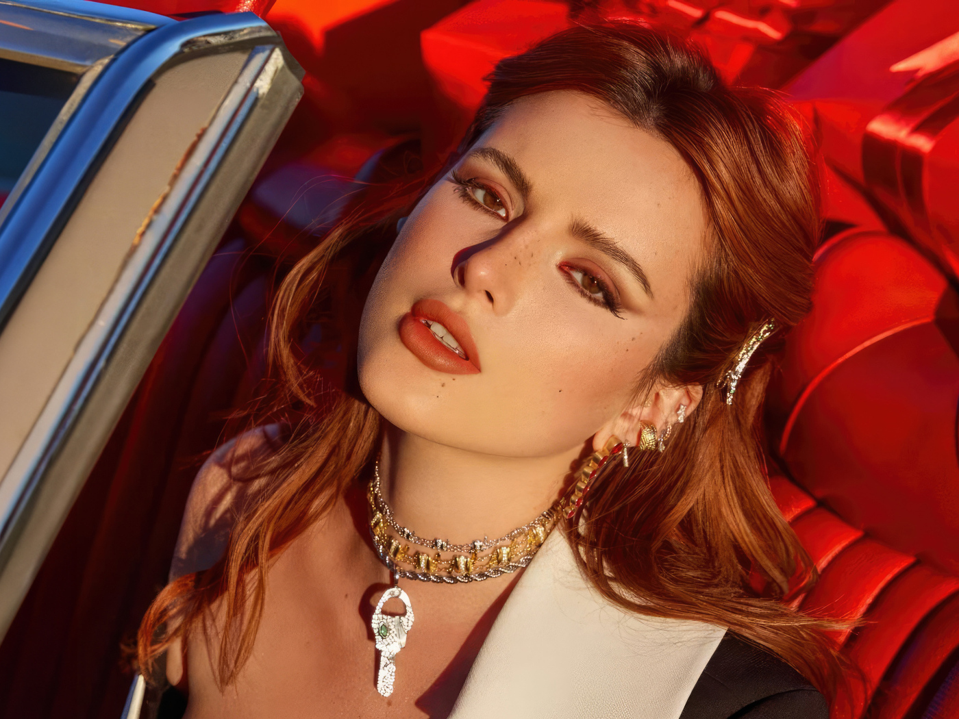 Рыжеволосая актриса Белла Торн в красной машине