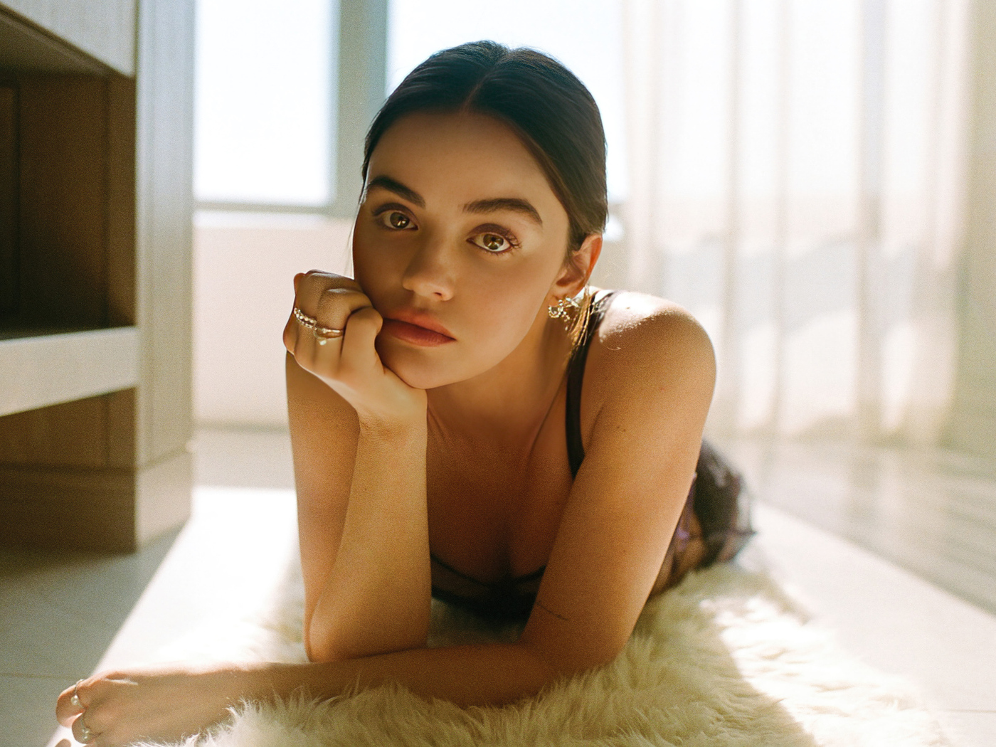 Грустный взгляд актрисы Люси Хейл