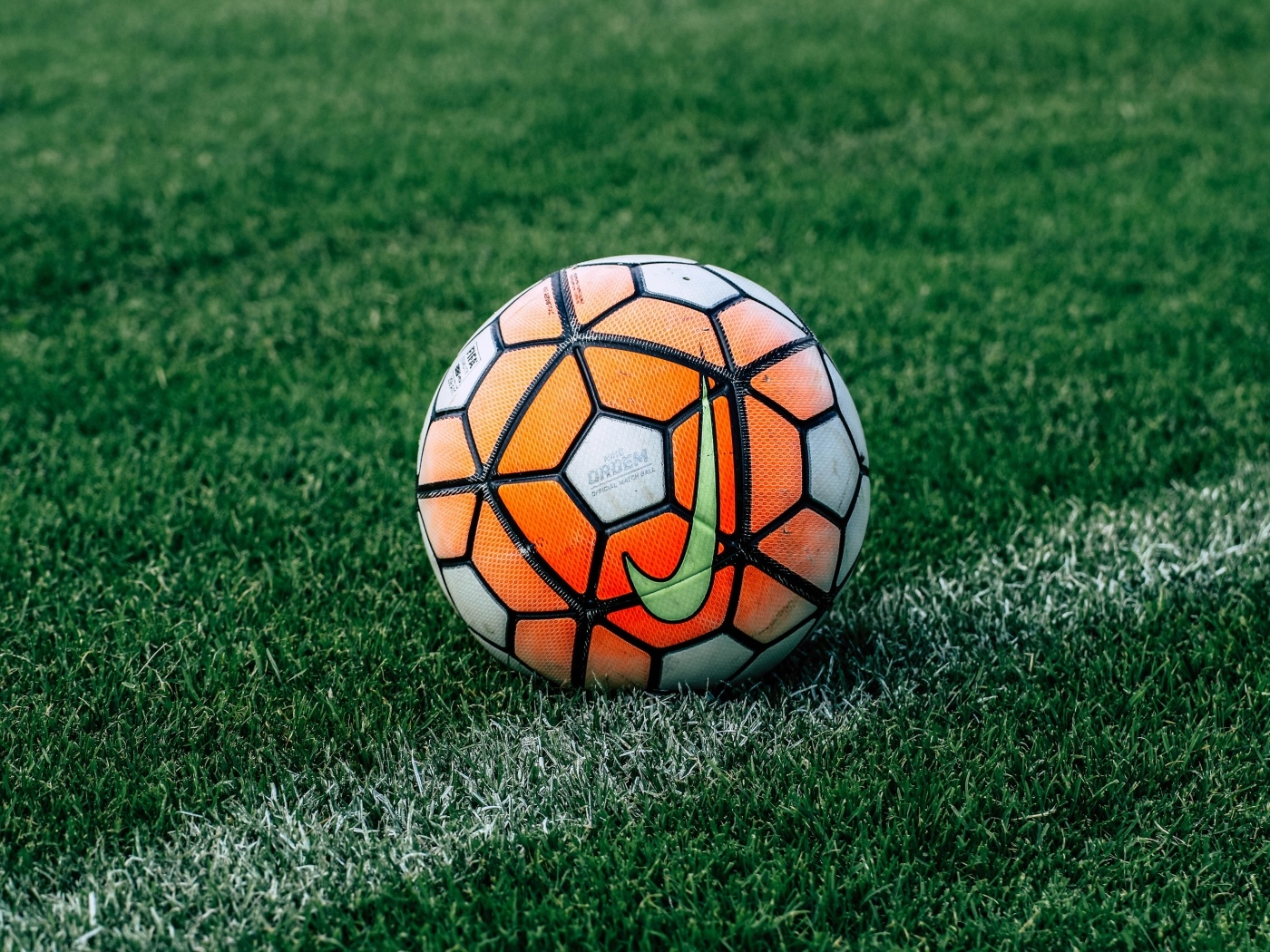 Футбольный мяч на зеленом поле