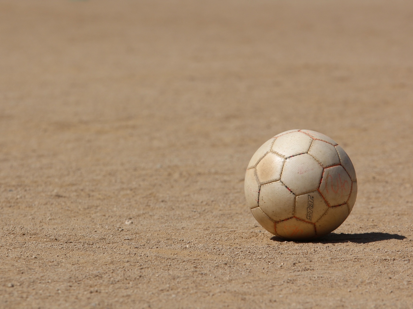 Футбольный мяч на песке 