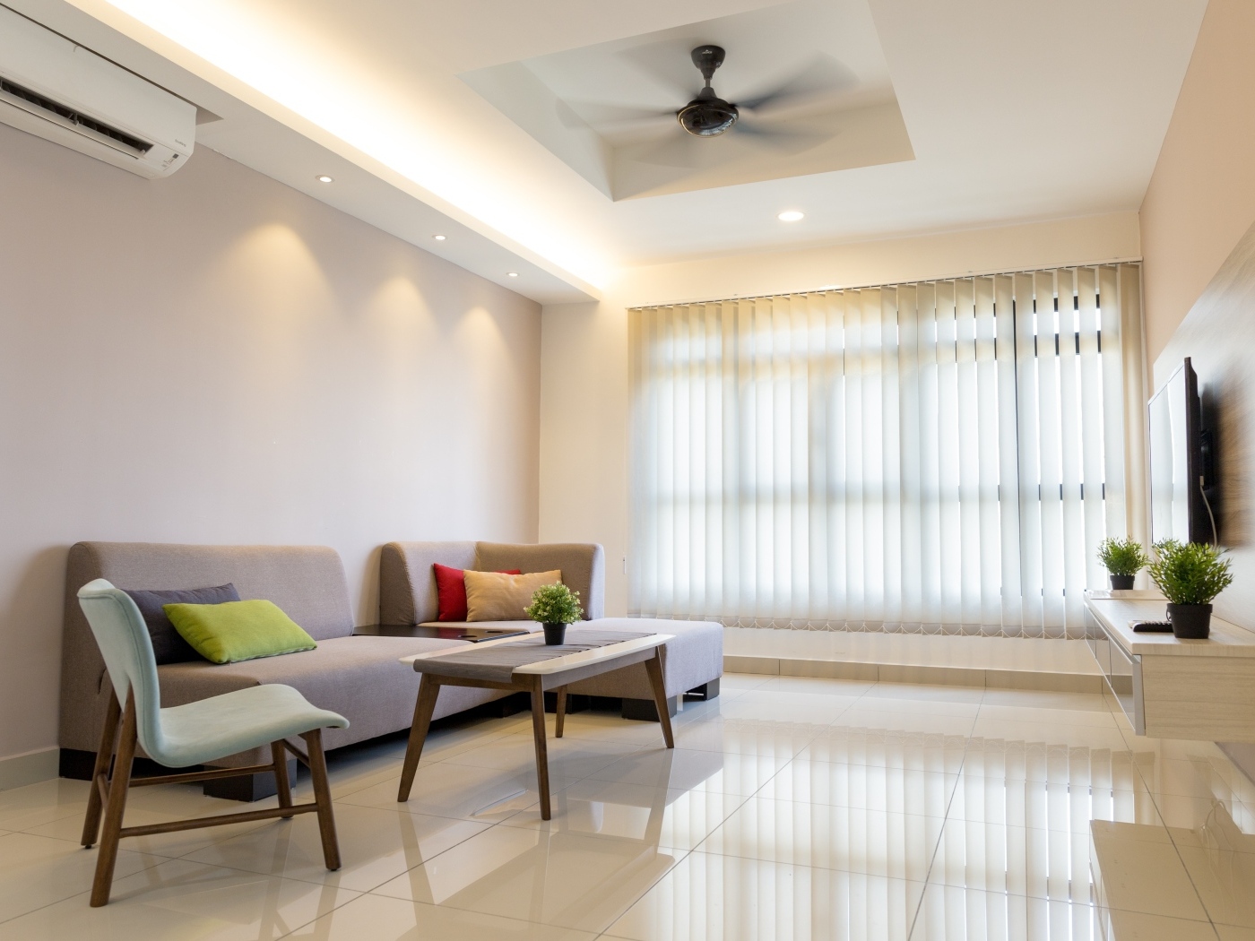 Просторная гостиная с небольшим количеством мебели