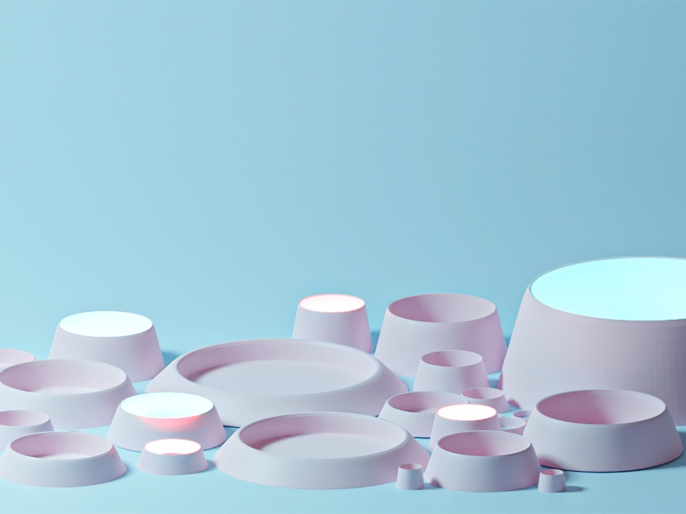 Розовые геометрические фигуры на голубом фоне