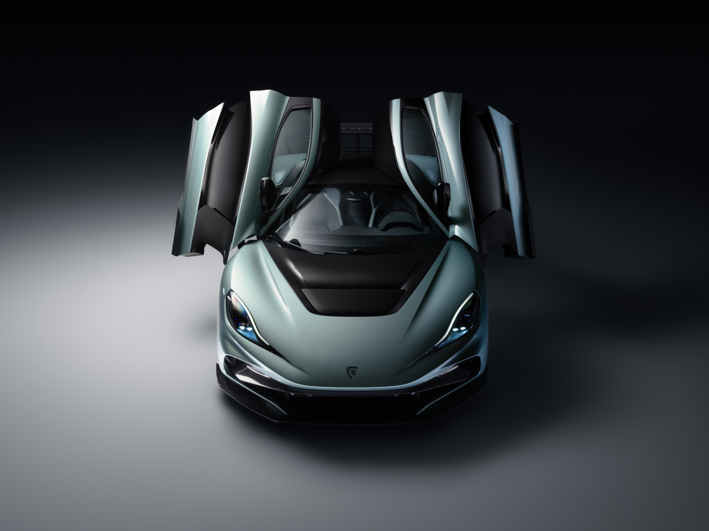 Автомобиль Rimac Nevera R 2024 года на сером фоне