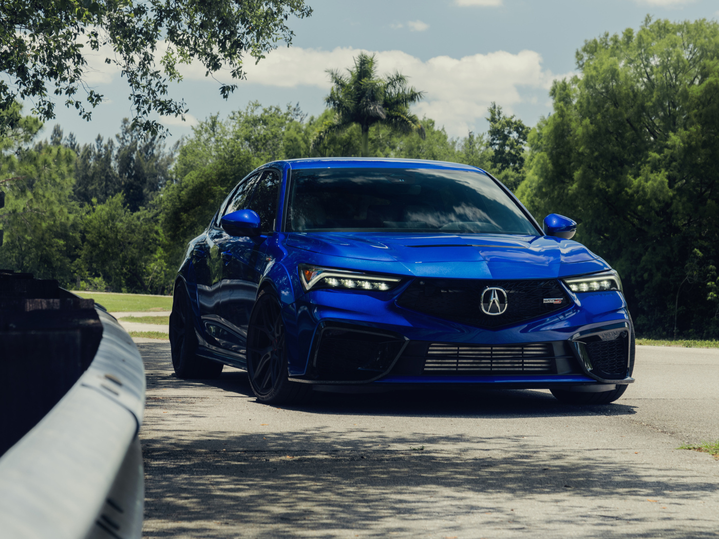 Синий автомобиль Acura Integra Type S