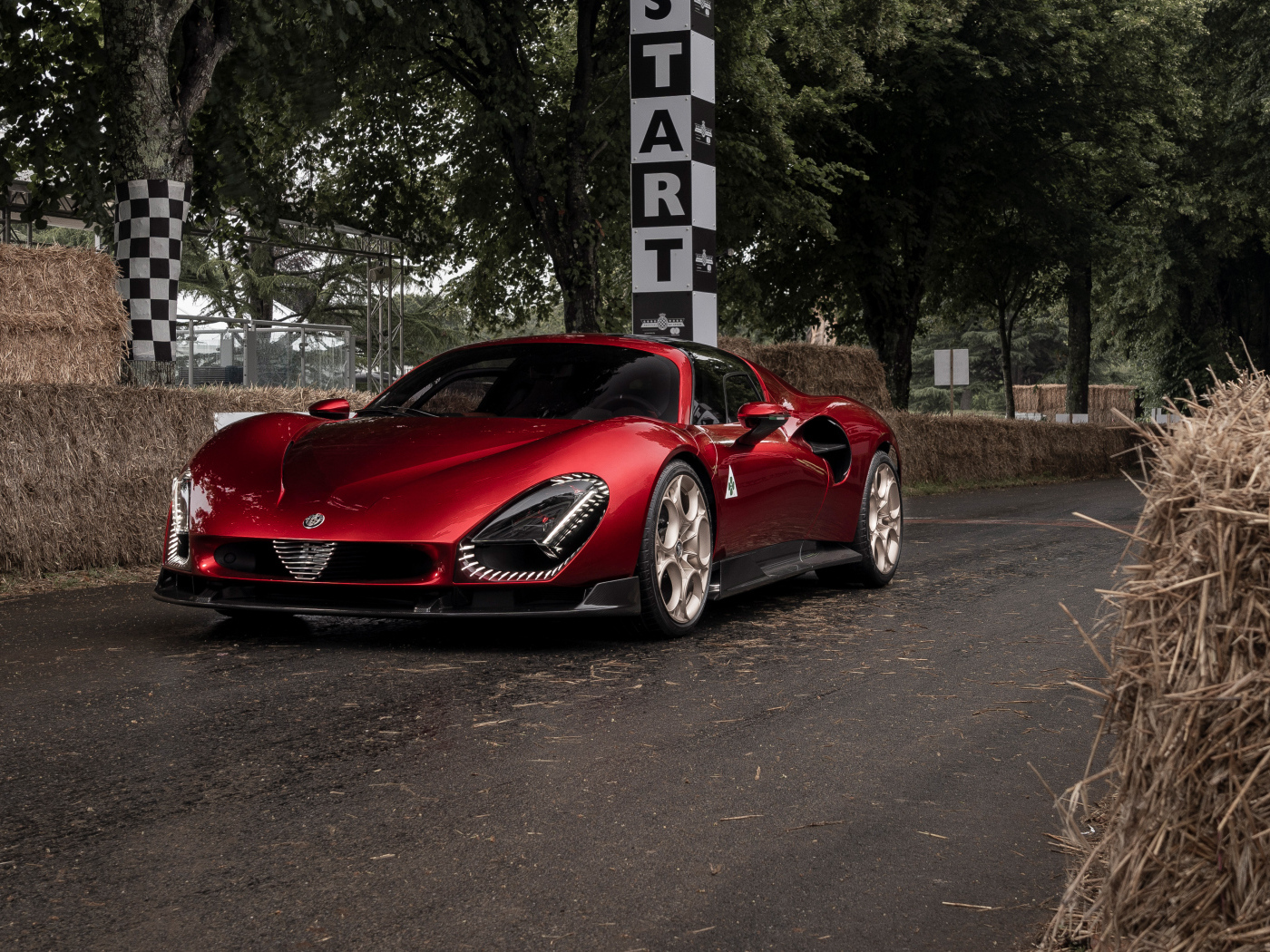 Красный автомобиль Alfa Romeo 33 Stradale