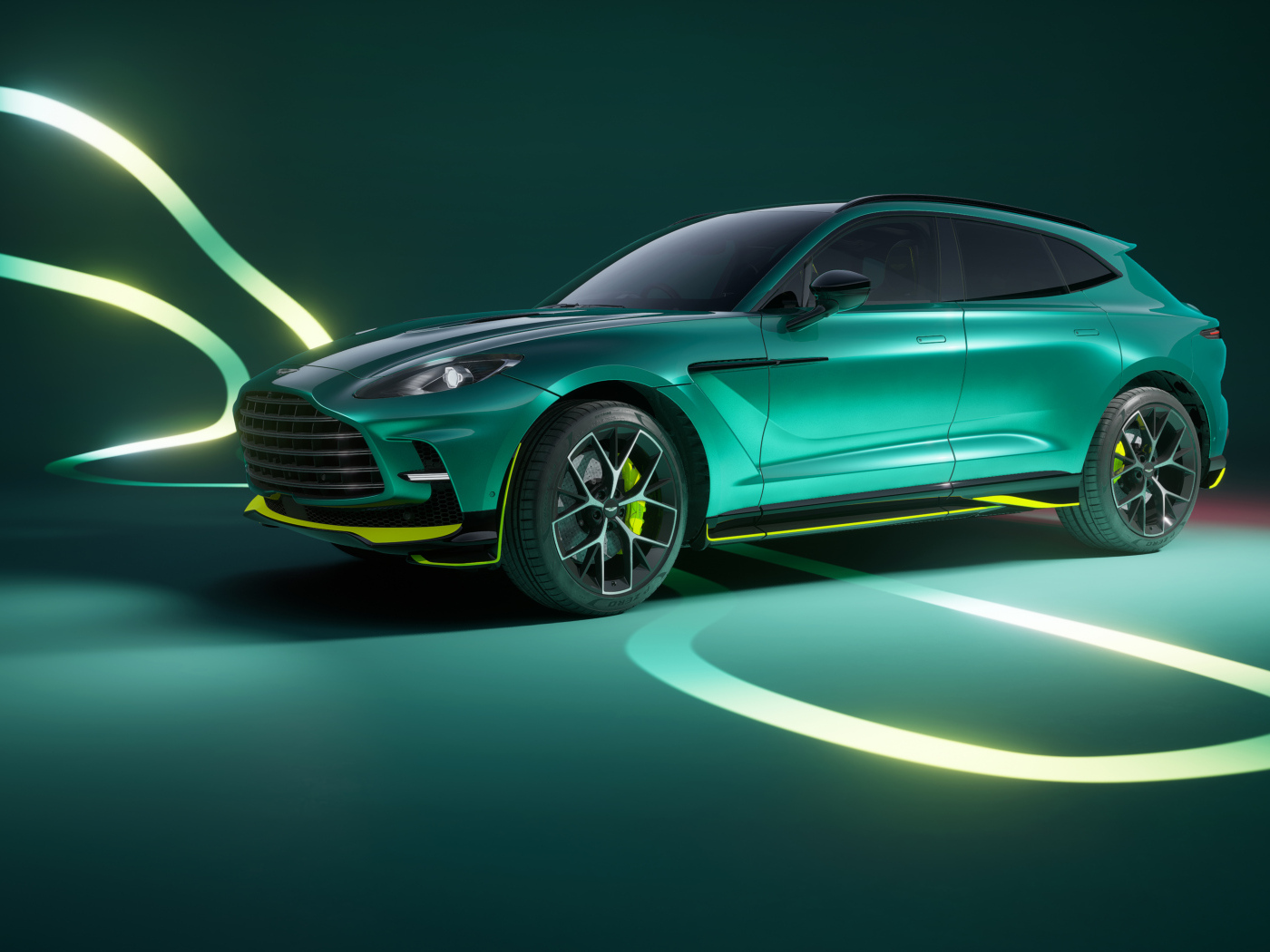 Зеленый автомобиль Aston Martin DBX707 AMR24 Edition