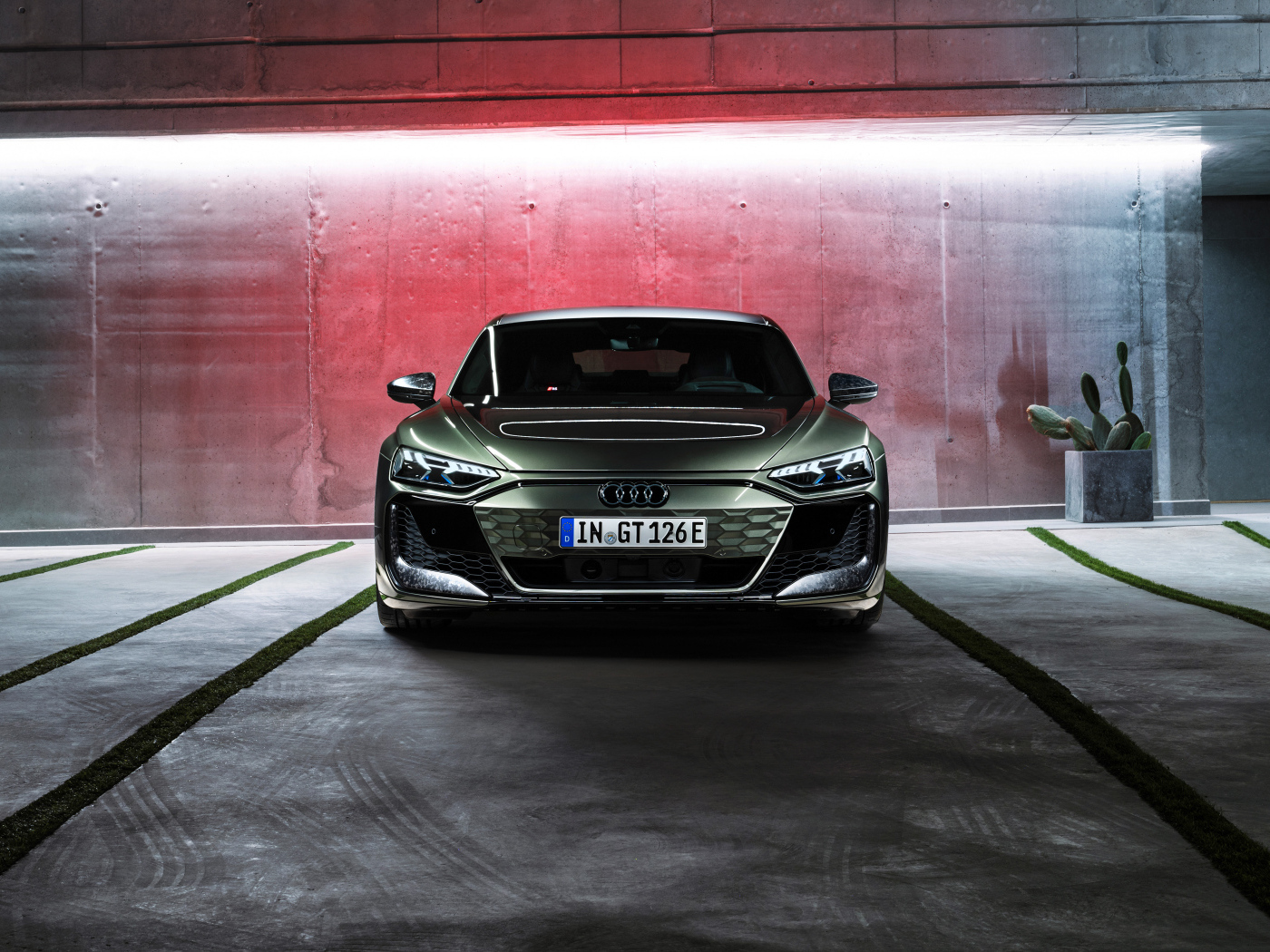 Автомобиль Audi RS e-tron GT performance 2024 года вид спереди