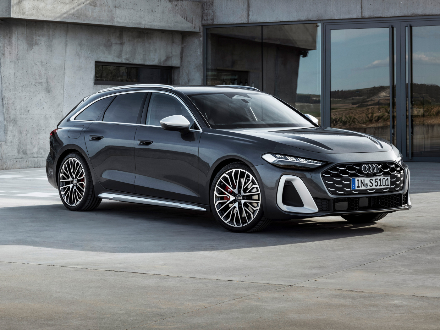 Автомобиль  Audi S5 Avant TFSI quattro 2024 года у здания