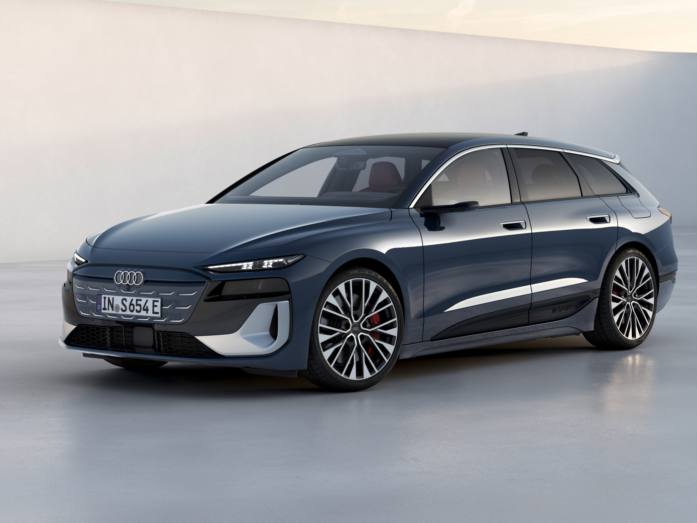 Автомобиль Audi S6 Avant e-tron 2024 года вид спереди